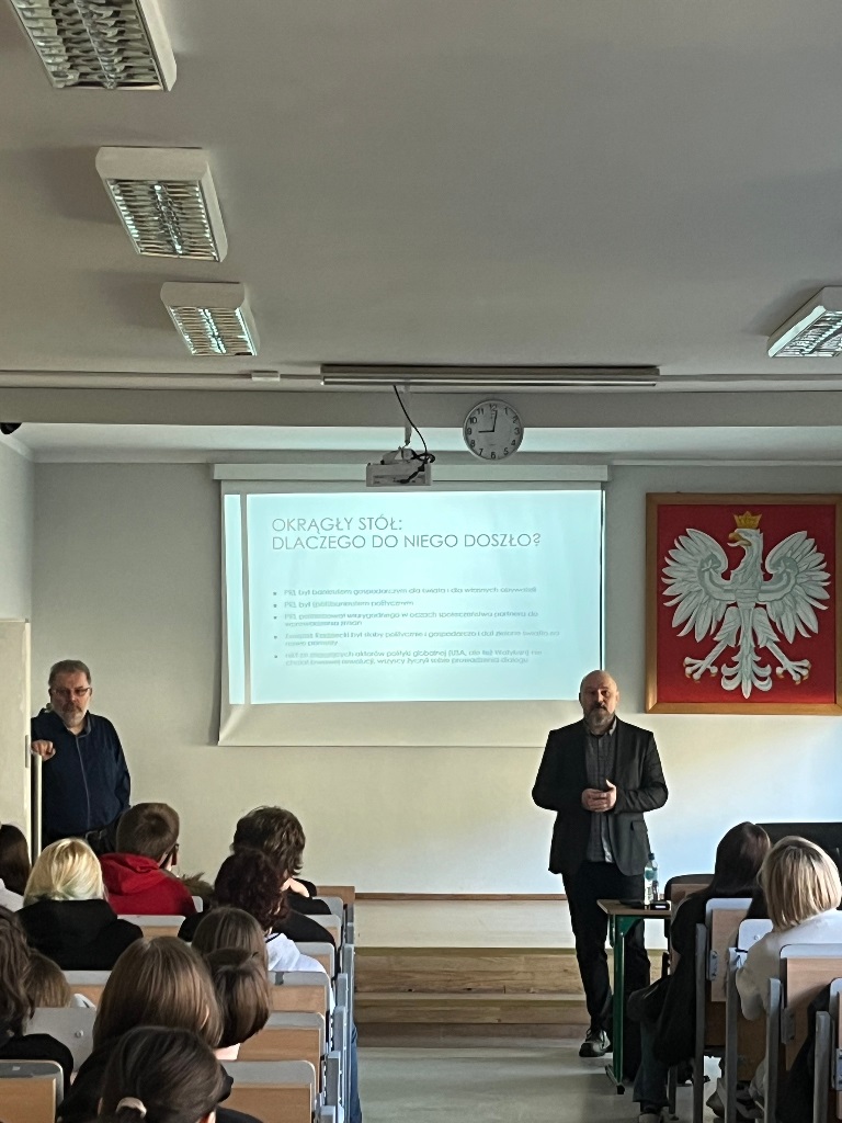 spotkanie-uczniow-klas-czwartych-z-profesorem-ug-i-pracownikiem-ipn-danielem-wincentym-686360.jpg