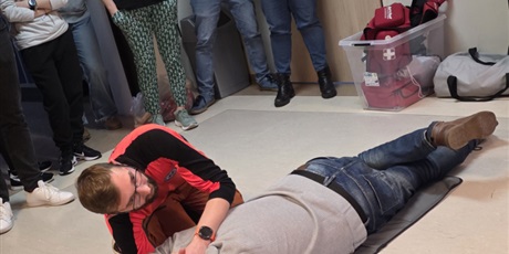 Powiększ grafikę: szkolenie-z-pierwszej-pomocy-dla-pracownikow-zsa-p-656171.jpg